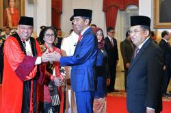 Presiden Jokowi Melantik Hakim MK Arief Hidayat