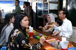 Melihat Asyiknya Keluarga Jokowi Makan Soto Gading di Solo