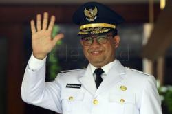 Tutup Tahun, Anies Penuhi 3.070 Kartu Pekerja untuk Buruh Bergaji UMP