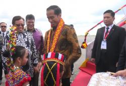 Tiba di Malaysia, Jokowi Dikalungi Manik Tradisional