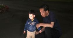 Jokowi Bermain Bersama Cucu di Istana Yogyakarta