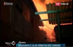 Sulit Dijangkau, Petugas Kerja Keras Pemadamkan Api di Jembatan Besi