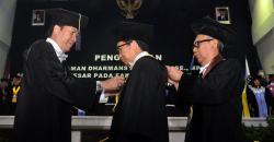 Dikukuhkan sebagai Guru Besar Undip, Muliaman Hadad Berlinang Air Mata