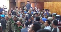 Demo Pemecatan Honorer Bener Meriah Ricuh, Bupati Dilempari Botol