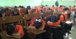 Isak Tangis Wali Murid Warnai Pemindahan Siswa SD I Kranggan ke STIT