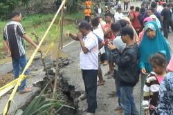 Jalan Lintas Nasional Bireuen Ambles Sebabkan Macet Lima Kilometer