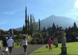 Masyarakat Bali Lakukan Persembahyangan di Tengah Gunung Agung Siaga