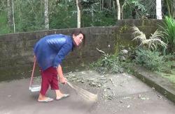 Warga Zona Merah Gunung Agung Nekat Pulang ke Rumah
