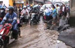  Jalan Cimindi-Leuwigajah Macet Parah Akibat Sungai Cimahi Meluap