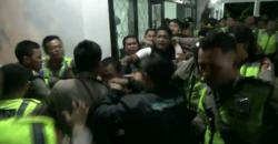 Berkas Ditolak KPU, Pendukung Rustandie-Dikdik Bentrok dengan Polisi