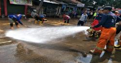 Pascabanjir Cicaheum, Petugas Gabungan Bersihkan Sisa Lumpur 