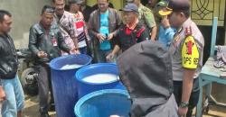 Polres Bandung dan Warga Gerebek 2 Kios Miras Oplosan di Cicalengka