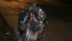 Gara-Gara Main HP, Pengendara Motor di Mataram Tabrak Mobil Parkir