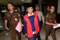 Ditahan Kejati Jatim, Bakal Cawabup Pamekasan Ini Terus Lempar Senyum