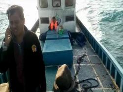 Kapal Karam Diterjang Ombak, Lima Nelayan Subang Masih Hilang