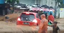 Begini Detik-Detik Hanyutnya Mobil akibat Banjir Bandang di Cicaheum