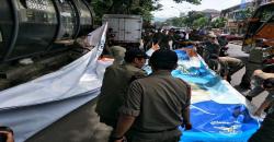 Tak Sesuai Aturan, Panwaslu Kota Bandung Tertibkan Puluhan APK 