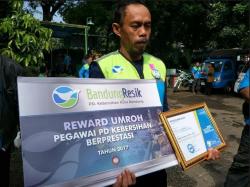 Begini Senangnya Petugas Kebersihan Kota Bandung Dapat Hadiah Umroh