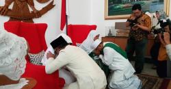 Jelang Daftar ke KPU, Ridwan-Uu Sungkem Minta Restu Orang Tua