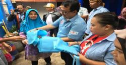 Awali Blusukan, Yossi Irianto Bagikan Kantong Daur Ulang ke Warga