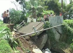 Jembatan Penghubung Antar Desa di Cilacap Ambruk 