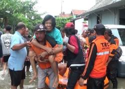 Banjir Rob di Demak Mulai Surut, Lansia Dievakuasi