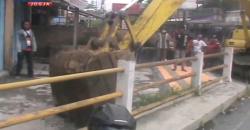 Satpol PP Bongkar Drainase Penyebab Banjir di Klaten