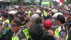 Harga Bawang Anjlok, Petani Blokade Jalur Pantura Brebes