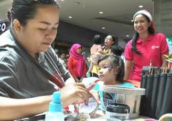 Pesona Goresan Face Painting Hiasi Wajah Anak-Anak di Liburan Natal
