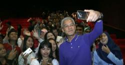 Nobar Dilan 1990 Bersama Anak Yatim, Ganjar: Saya Merasa 17 Tahun Lagi