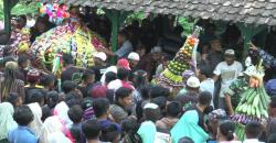 Warga Kendal Saling Dorong demi Berebut Berkah Gunungan Rajaban