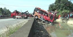 Truk Seruduk Minibus Elf di Jalur Pantura Kendal, Belasan Pelajar Luka