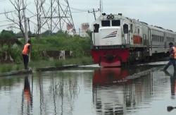 Rel Terendam Banjir di Semarang, Perjalanan Kereta Terganggu