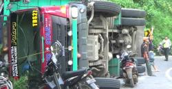 Rem Blong, Truk Tronton Terguling di Jalur Pantura Alas Roban Batang