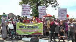 Ratusan Pedagang Pasar Pagi Geruduk Kantor Bupati Kendal