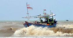 5 Kapal Nelayan Karam Dihantam Ombak Laut Jawa, Tiga Orang Hilang