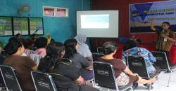 Mahasiswa KKN Universitas PGRI Semarang Latih Ibu-Ibu Berjualan Online