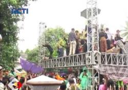 Ribuan Warga Boyolali Berebut Apem Kukus Keong