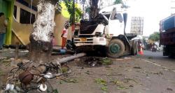 Hindari Tabrakan, Truk Trailer Hantam Pohon Peneduh dan Tiang Listrik