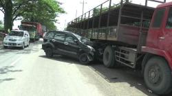 Sopir Ngantuk, Avanza Sarat Penumpang Tabrak Truk di Pinggir Jalan