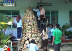 Siswa SMK Penabur Purworejo Buat Pohon Natal dari Besek