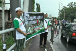 Peduli Lungkungan, Santri di Bantul Bersihkan Sungai Winongo