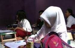 Terisolir, 21 Siswa Laksanakan Ujian Akhir Semester di Sekolah Darurat