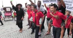 Hari Valentine, Pengusaha dan Tukang Becak di Solo Saling Gendong