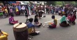 Galang Dana Korban Longsor Brebes, Mahasiswa Unisri Gelar Teatrikal<