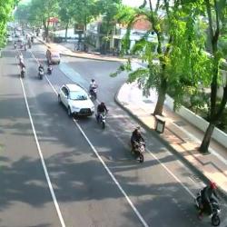 Hilang Konsentrasi, Mobil Hantam Tiga Pengendara Motor di Raya Darmo  