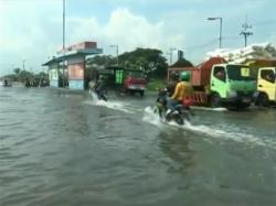 Banjir Setinggi Lutut Orang Dewasa, Jalan Raya Porong Lumpuh
