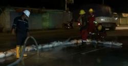 Semburan Lumpur Bau Minyak di Jalan Raya Gegerkan Warga Bojonegoro