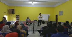 Kunjungi Kampung Inggris di Pare, Emil Jadi Guru Dadakan<