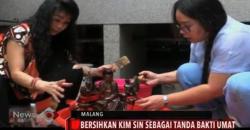 Umat Tri Dharma Berebut Berkah Imlek dengan Membersihkan Patung